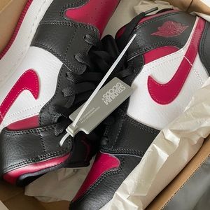 Air Jordan 1 Retro Black/Noble Red/White